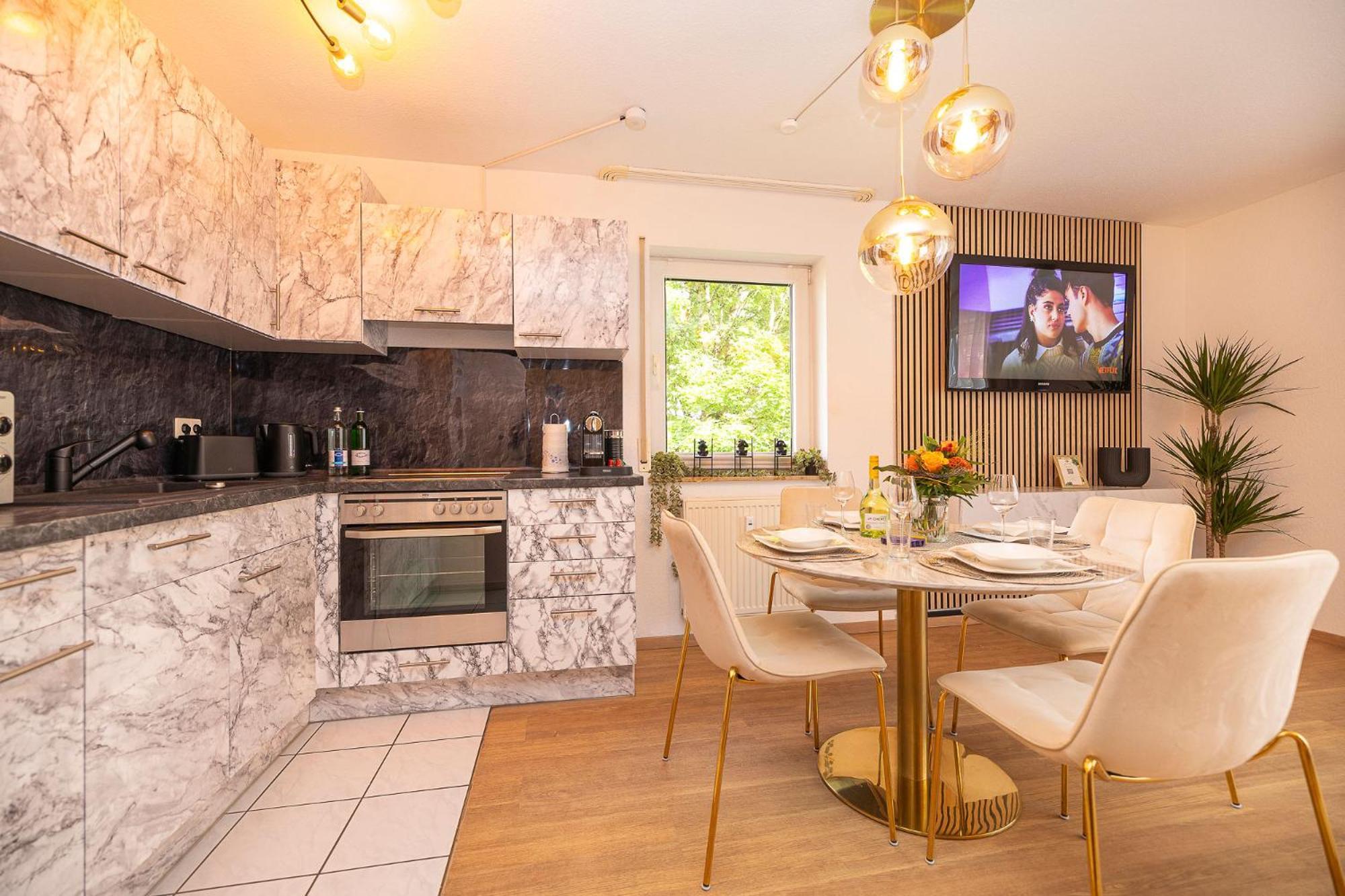 Luxx Home Bc, Zentral - Fuer 4 Personen - Balkon - Parken - Voll Ausgestattete Kueche Biberach an der Riß 외부 사진